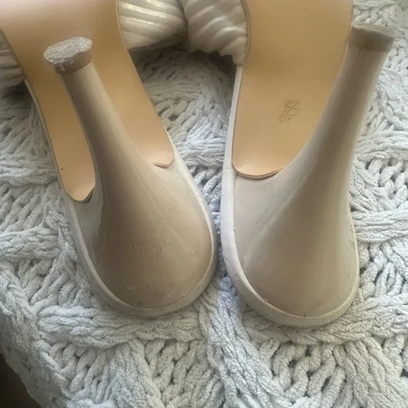 Shoe Stop Cream Heels - Picture 2 of 2
